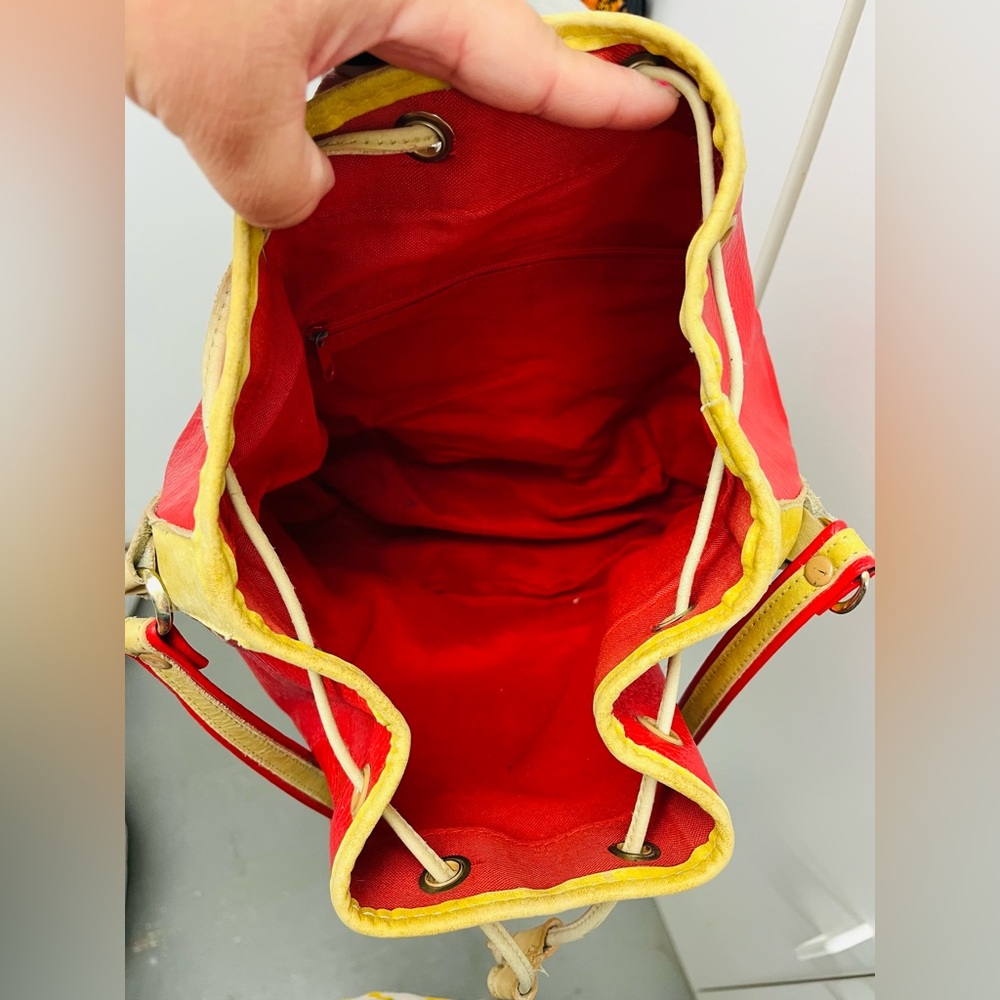 ❌SOLD❌ Vintage Red Textured Faux Leather Drawstring Bucket Bag - Picture 2 of 10
